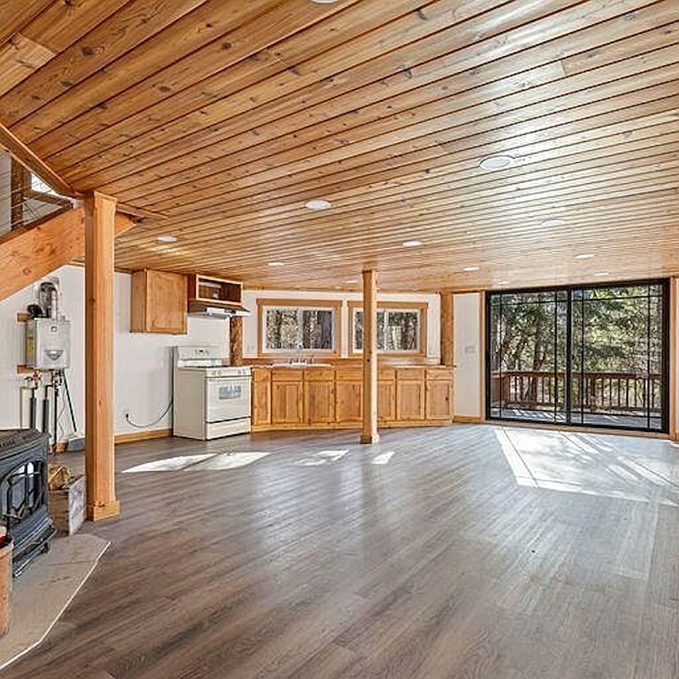 Tranquil Woodland Cabin Getaway with Cozy Indoor Fireplace in Jacksonville, Oregon