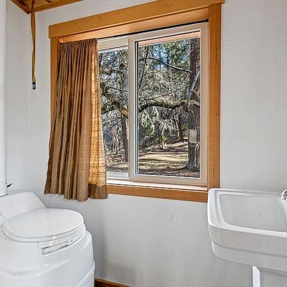 Tranquil Woodland Cabin Getaway with Cozy Indoor Fireplace in Jacksonville, Oregon