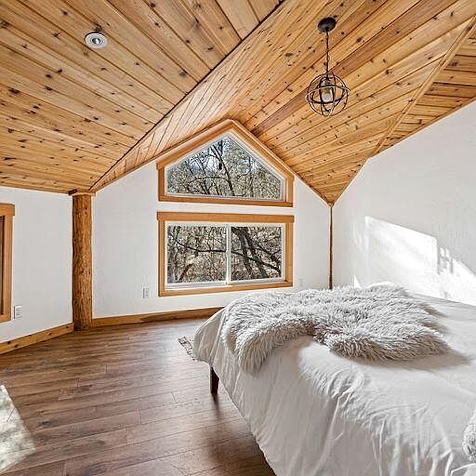 Tranquil Woodland Cabin Getaway with Cozy Indoor Fireplace in Jacksonville, Oregon