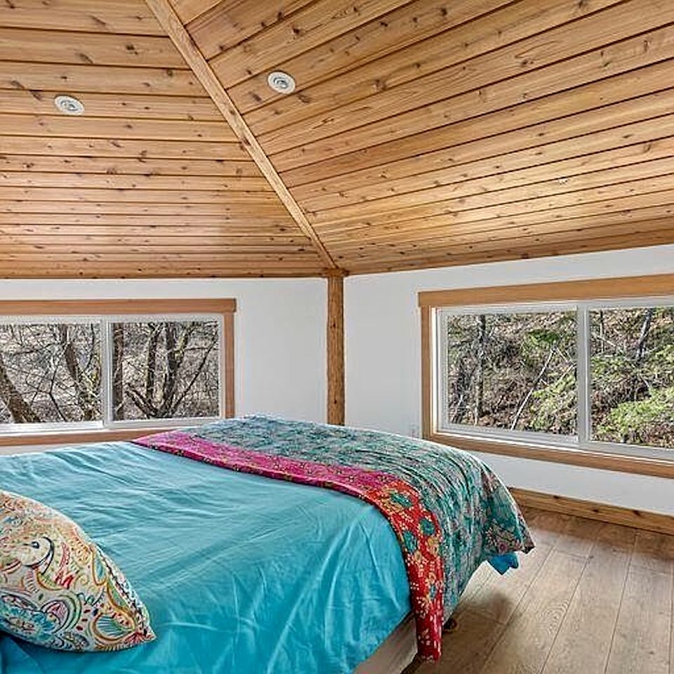 Tranquil Woodland Cabin Getaway with Cozy Indoor Fireplace in Jacksonville, Oregon