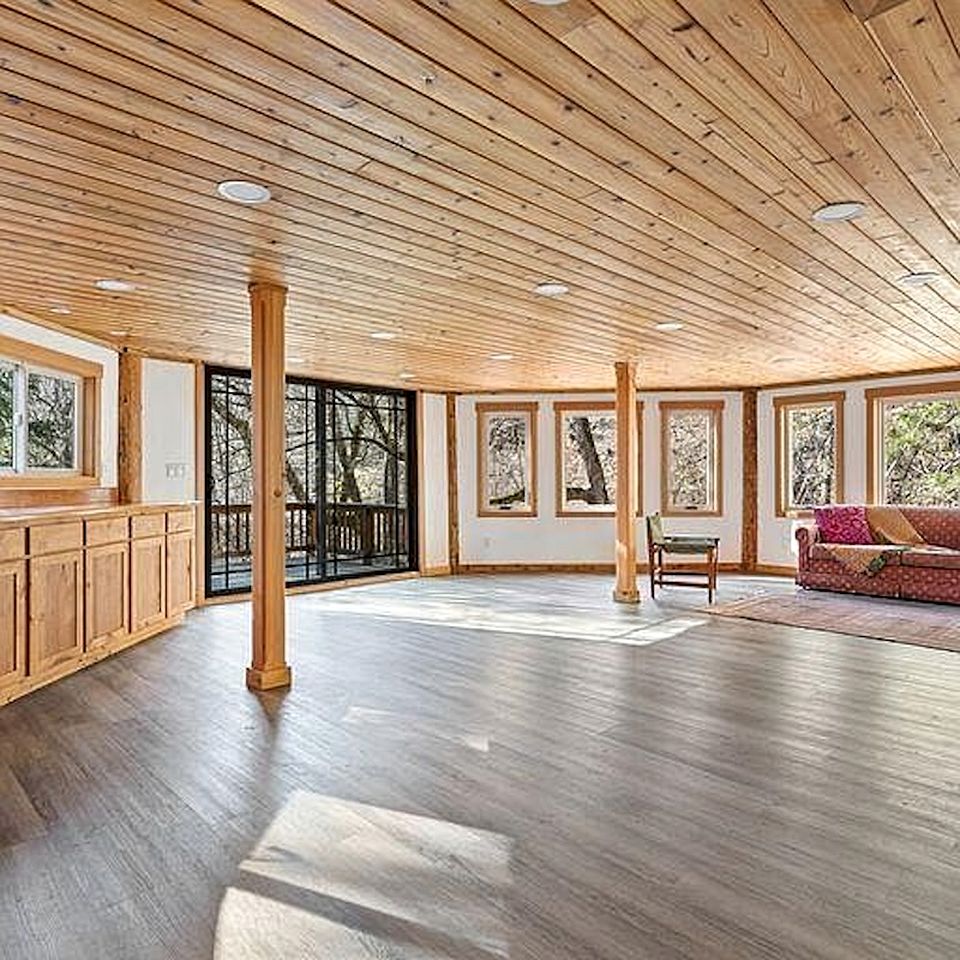 Tranquil Woodland Cabin Getaway with Cozy Indoor Fireplace in Jacksonville, Oregon