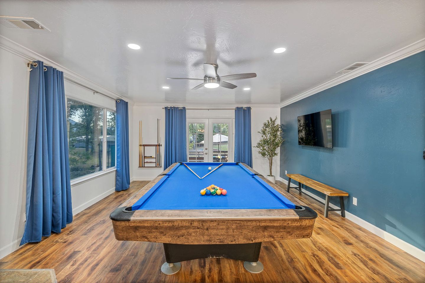 Luxury Mountain Retreat with Stargazing Dome, Hot Tub & Game Room in Oakhurst, California