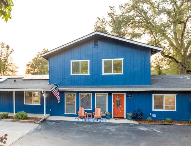 Luxury Mountain Retreat with Stargazing Dome, Hot Tub & Game Room in Oakhurst, California