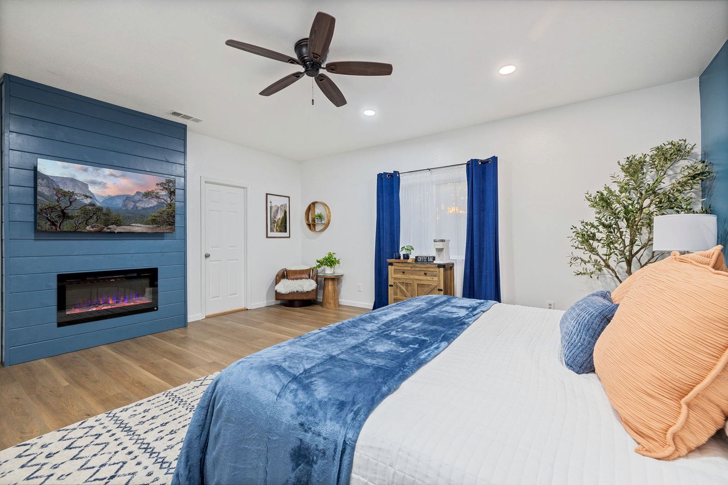 Luxury Mountain Retreat with Stargazing Dome, Hot Tub & Game Room in Oakhurst, California