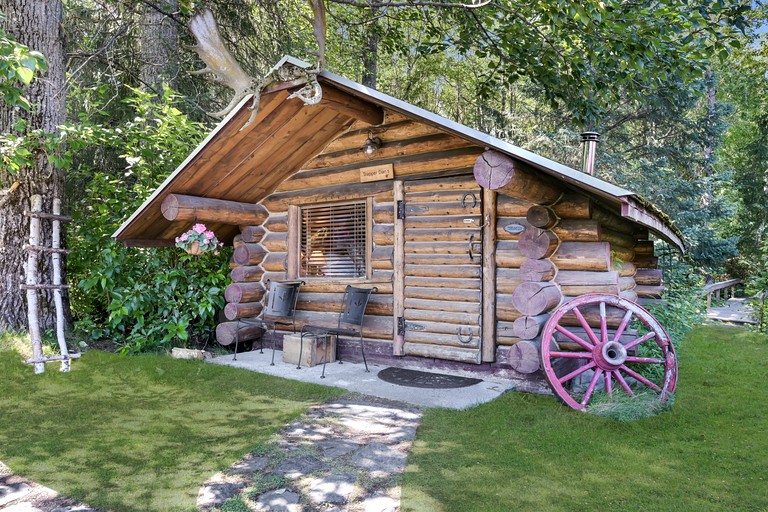 Historic Rustic Original Horse-Drawn Wood-Built Cabin with Bear Creek Pond Access & Bald Eagle Nest Near Hope, Alaska