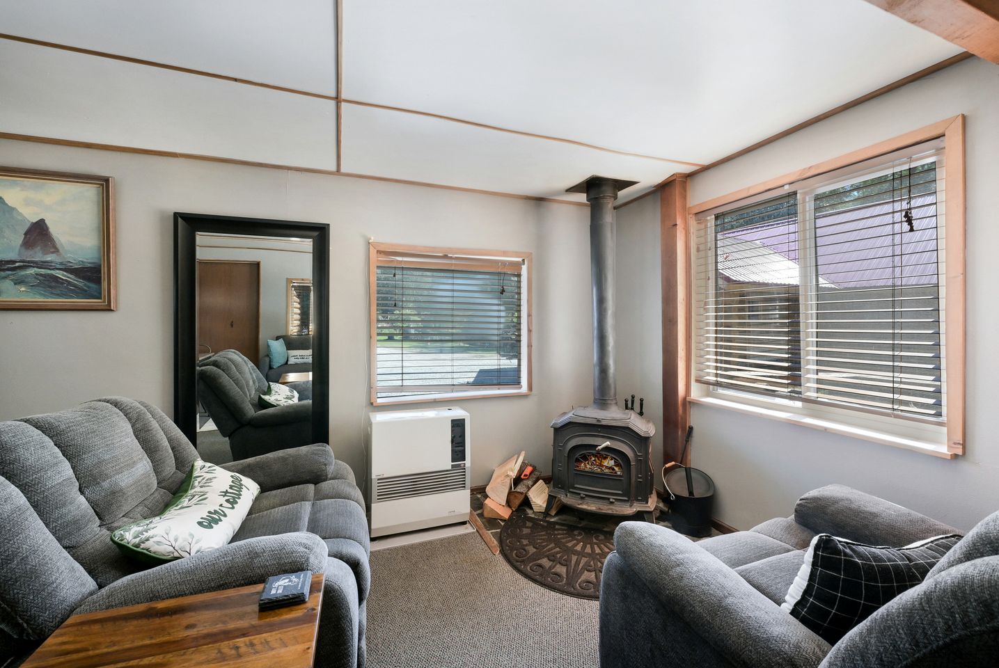 Cozy Pondside Cottage Cabin with Wood-Burning Stove & Private Deck Near Downtown Hope, Alaska