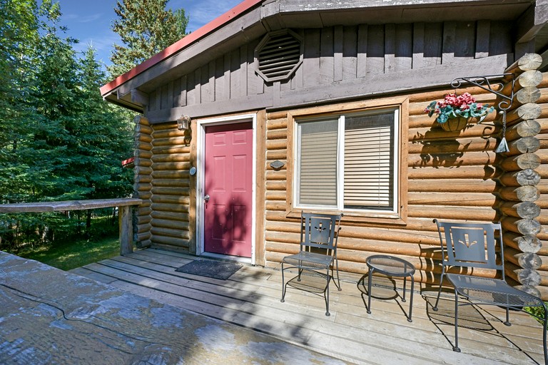 Cozy Pondside Cottage Cabin with Wood-Burning Stove & Private Deck Near Downtown Hope, Alaska