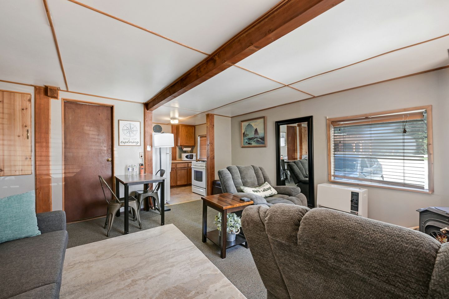 Cozy Pondside Cottage Cabin with Wood-Burning Stove & Private Deck Near Downtown Hope, Alaska