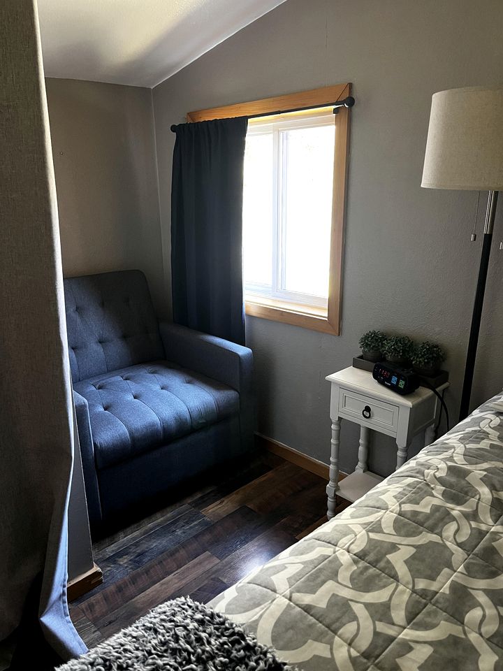 Cozy Pondside Cottage Cabin with Wood-Burning Stove & Private Deck Near Downtown Hope, Alaska