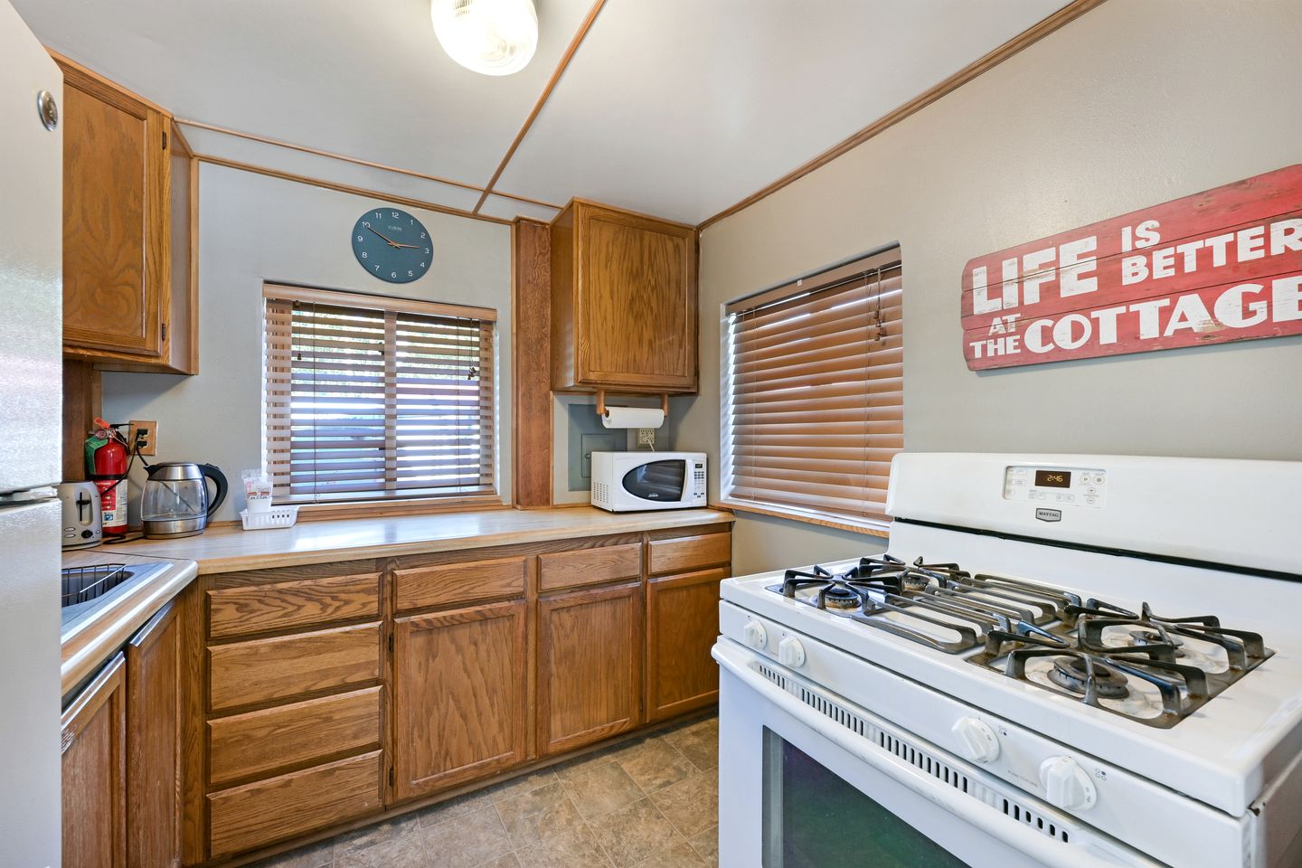 Cozy Pondside Cottage Cabin with Wood-Burning Stove & Private Deck Near Downtown Hope, Alaska