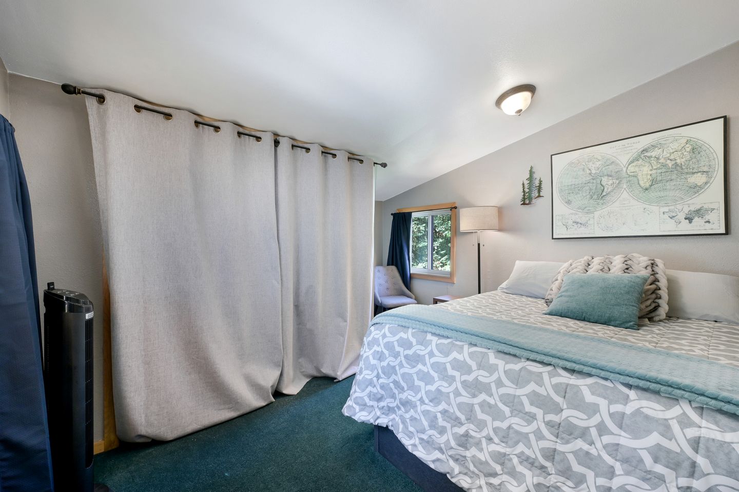 Cozy Pondside Cottage Cabin with Wood-Burning Stove & Private Deck Near Downtown Hope, Alaska