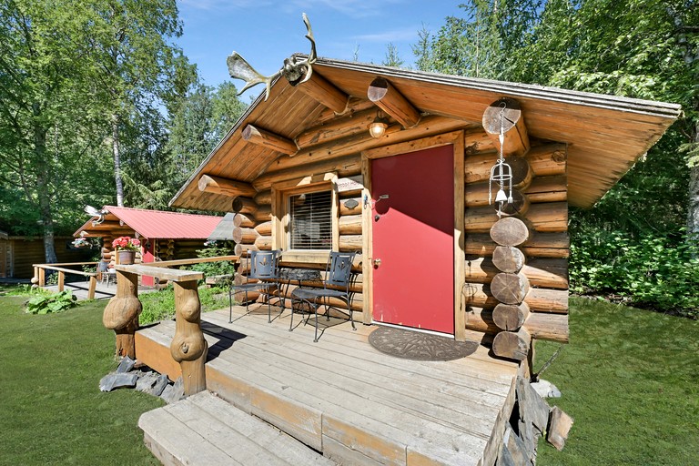 Quaint Private Cabin with Creek & Pond Views Near Bear Creek, Hope Alaska