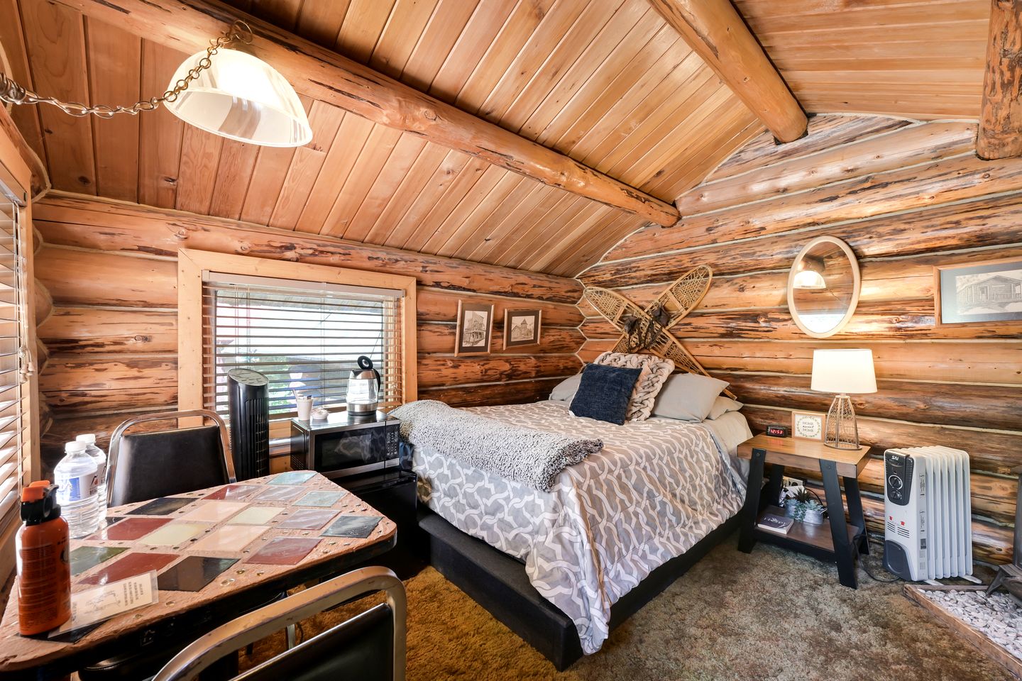 Quaint Private Cabin with Creek & Pond Views Near Bear Creek, Hope Alaska