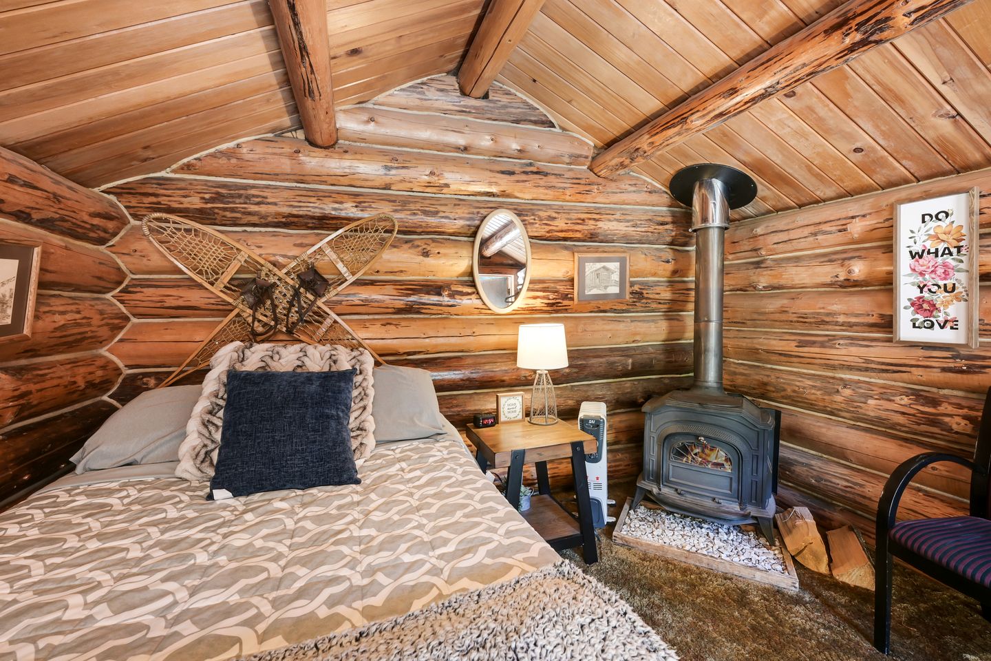 Quaint Private Cabin with Creek & Pond Views Near Bear Creek, Hope Alaska