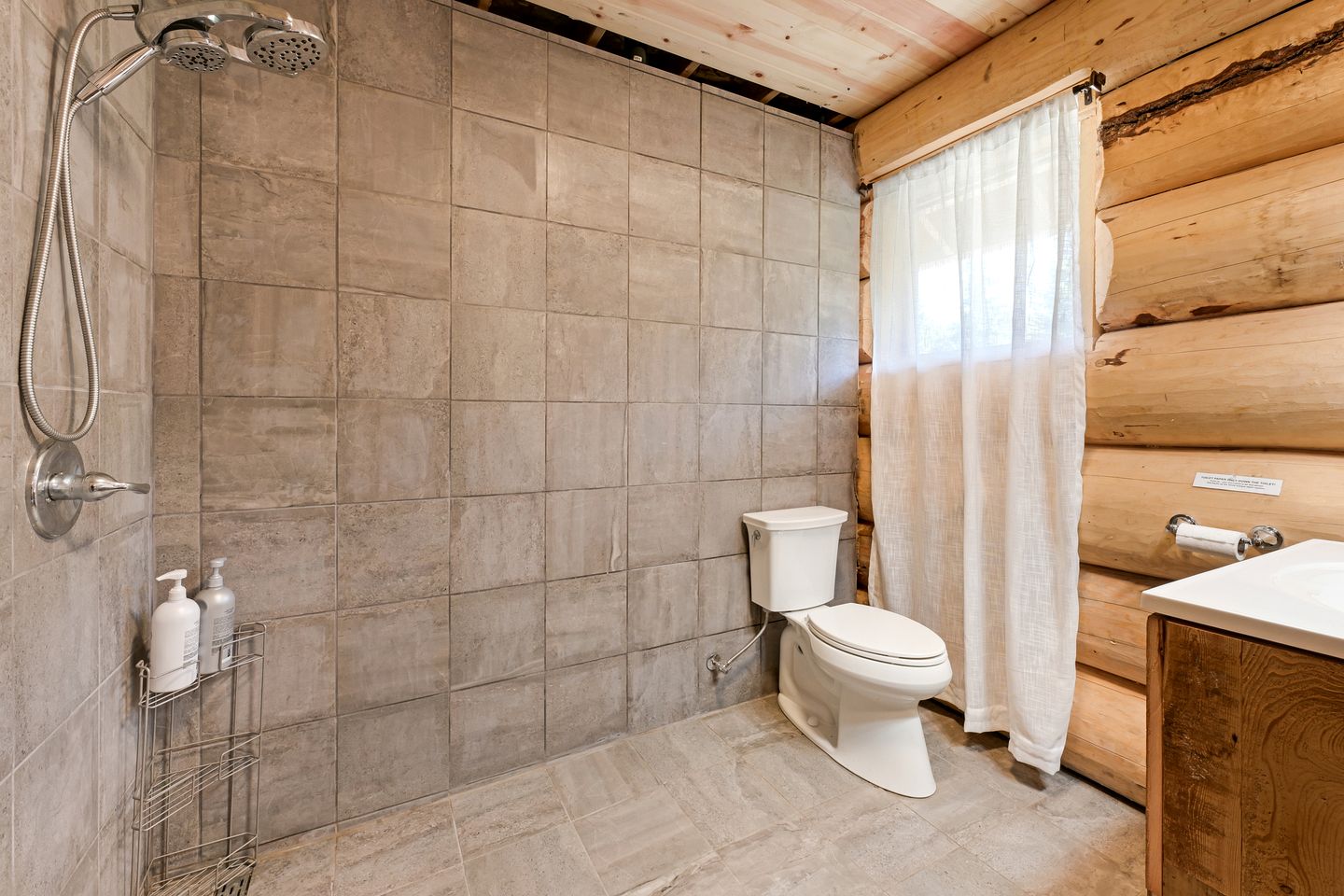 Spacious Family-Friendly Cabin with Bear Creek Pond Access Near Turnagain Arm, Hope Alaska