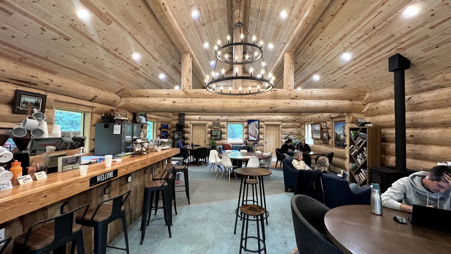 Spacious Family-Friendly Cabin with Bear Creek Pond Access Near Turnagain Arm, Hope Alaska