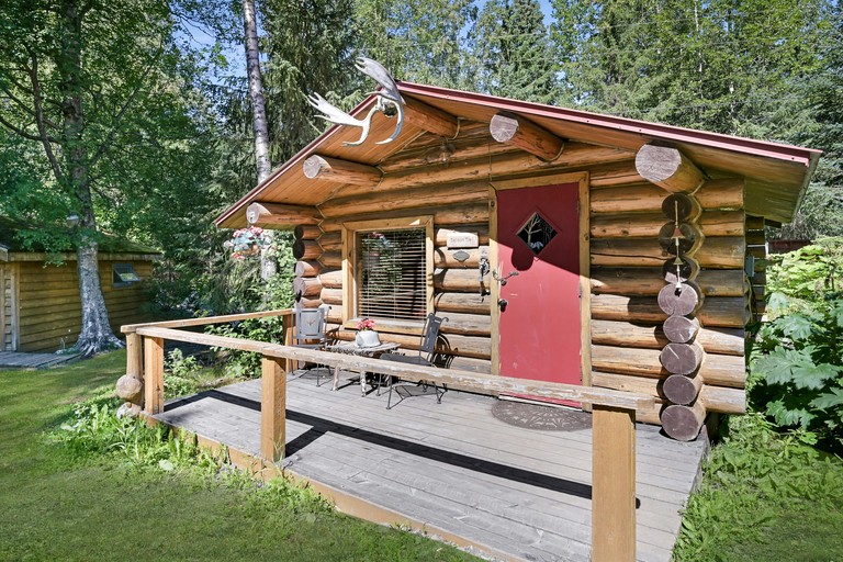Spacious Family-Friendly Cabin with Bear Creek Pond Access Near Turnagain Arm, Hope Alaska