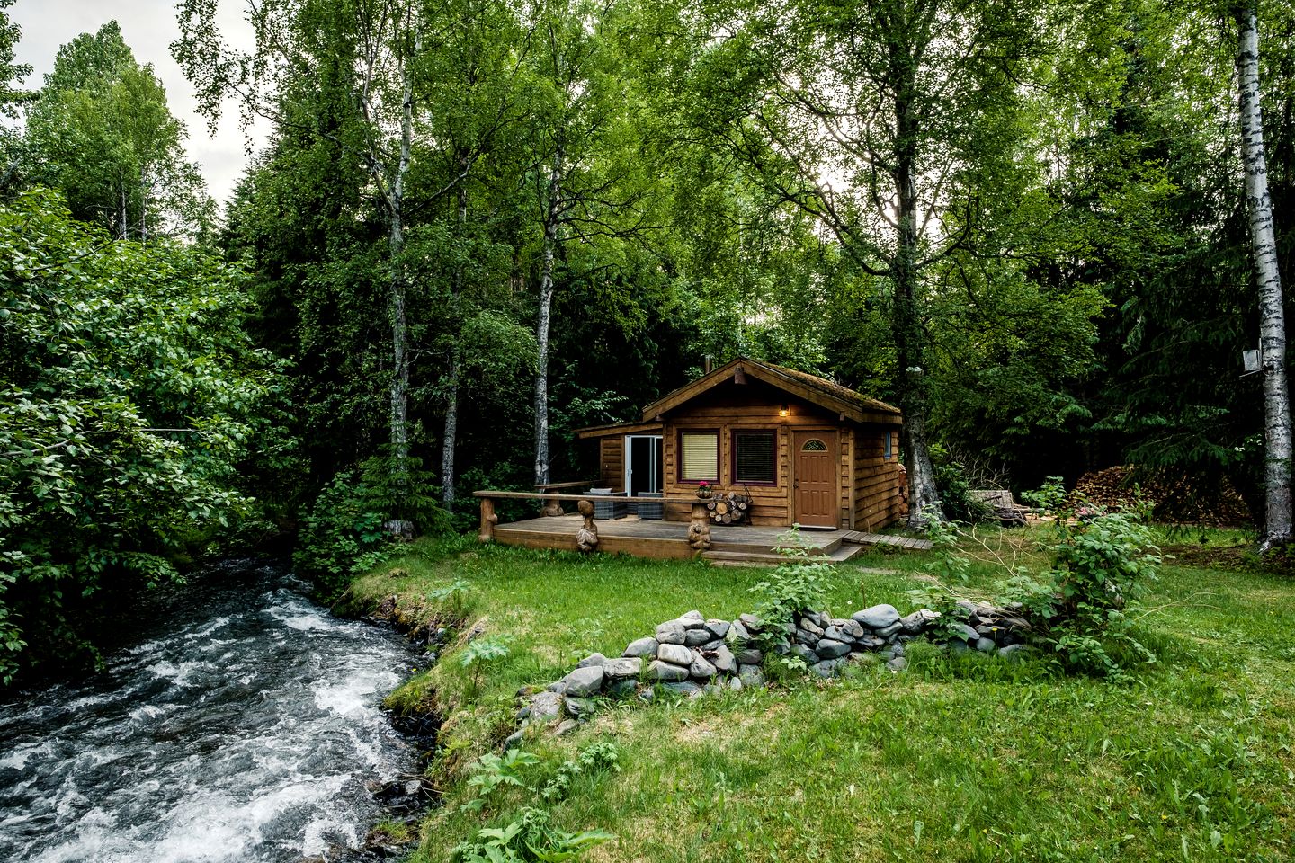 Secluded Creekside Cabin with Eagle Views Near Bear Creek Pond in Hope, Alaska
