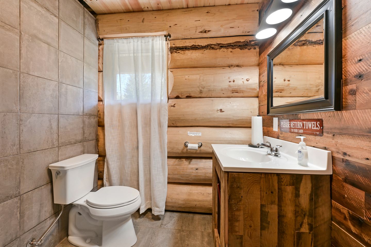 Secluded Creekside Cabin with Eagle Views Near Bear Creek Pond in Hope, Alaska