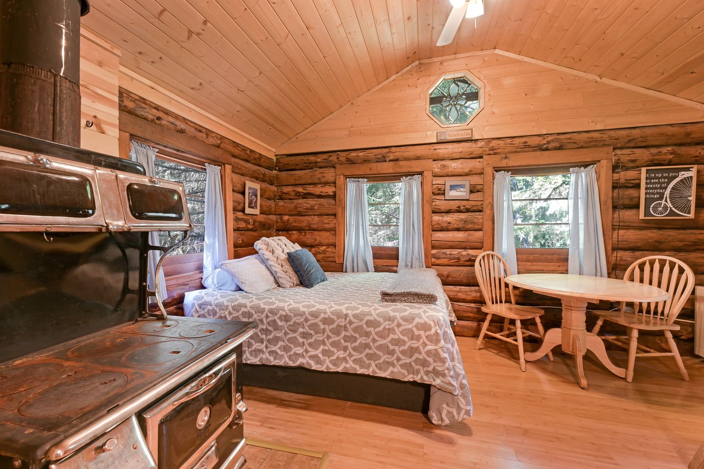 Rustic Off-Grid Cabin with Creekside Views & Sauna Access Near Bear Creek Pond, Hope Alaska