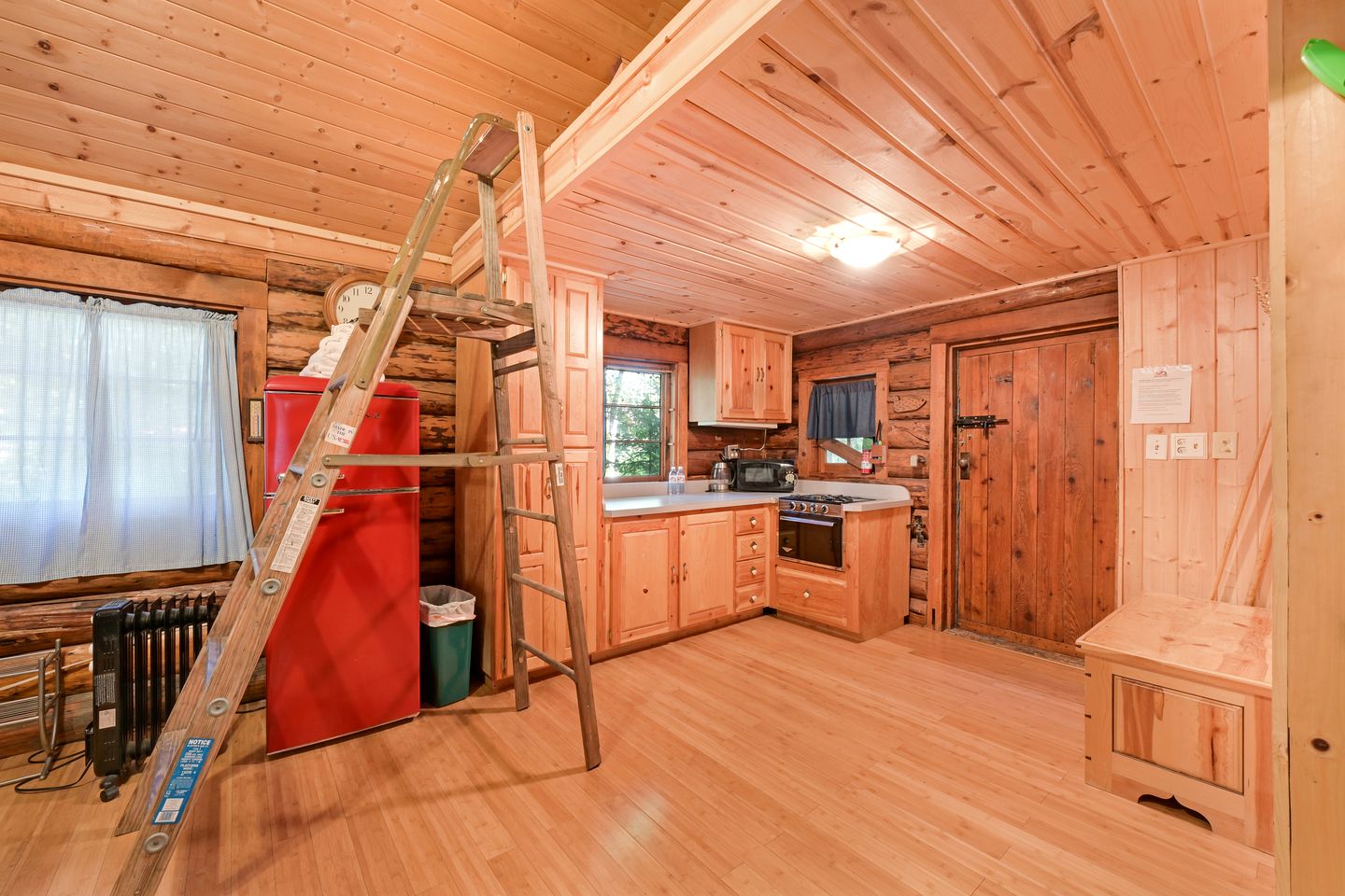 Rustic Off-Grid Cabin with Creekside Views & Sauna Access Near Bear Creek Pond, Hope Alaska