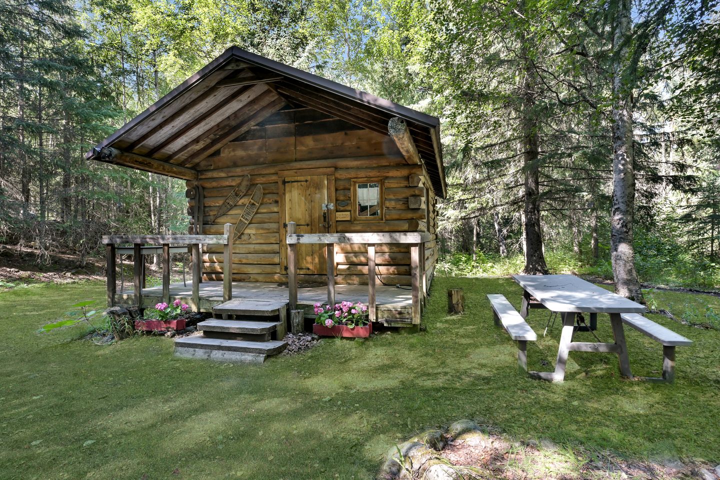 Rustic Off-Grid Cabin with Creekside Views & Sauna Access Near Bear Creek Pond, Hope Alaska