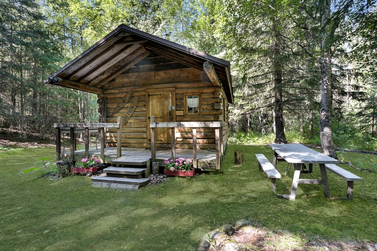 Rustic Off-Grid Cabin with Creekside Views & Sauna Access Near Bear Creek Pond, Hope Alaska
