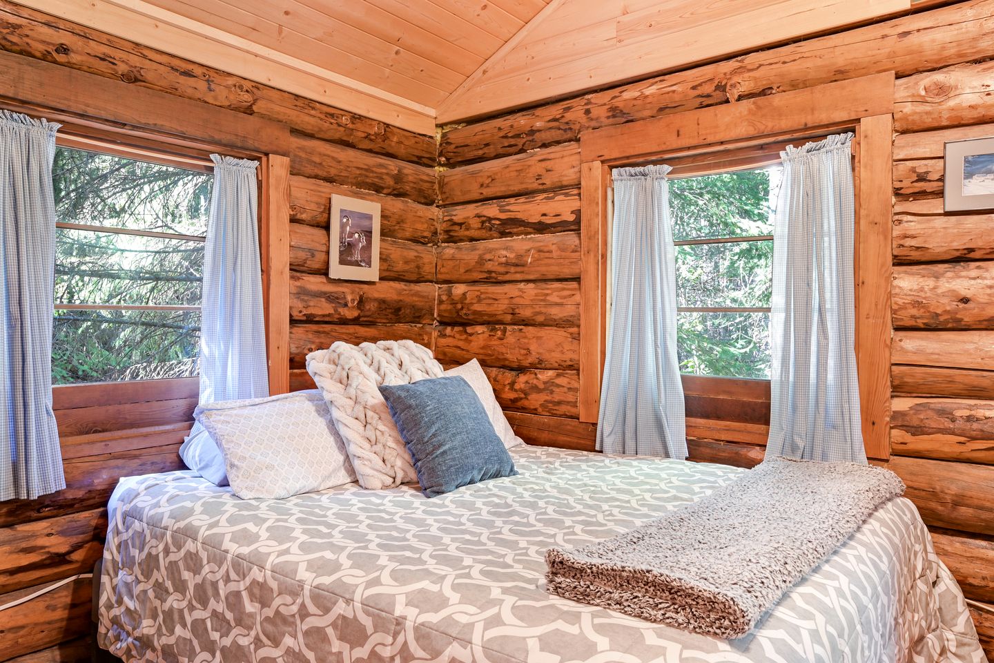 Rustic Off-Grid Cabin with Creekside Views & Sauna Access Near Bear Creek Pond, Hope Alaska
