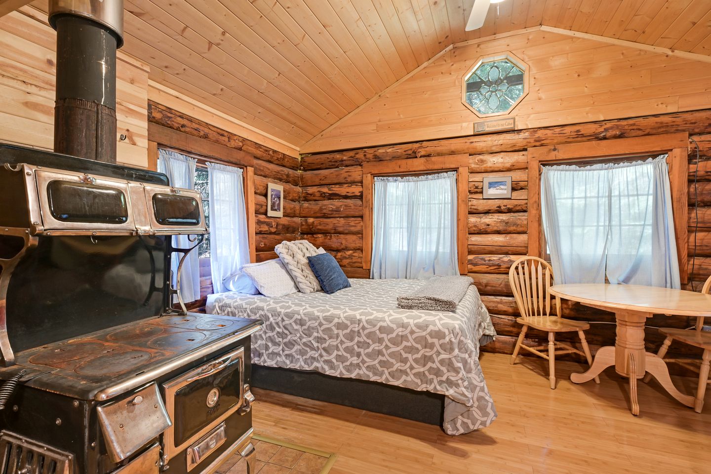 Rustic Off-Grid Cabin with Creekside Views & Sauna Access Near Bear Creek Pond, Hope Alaska