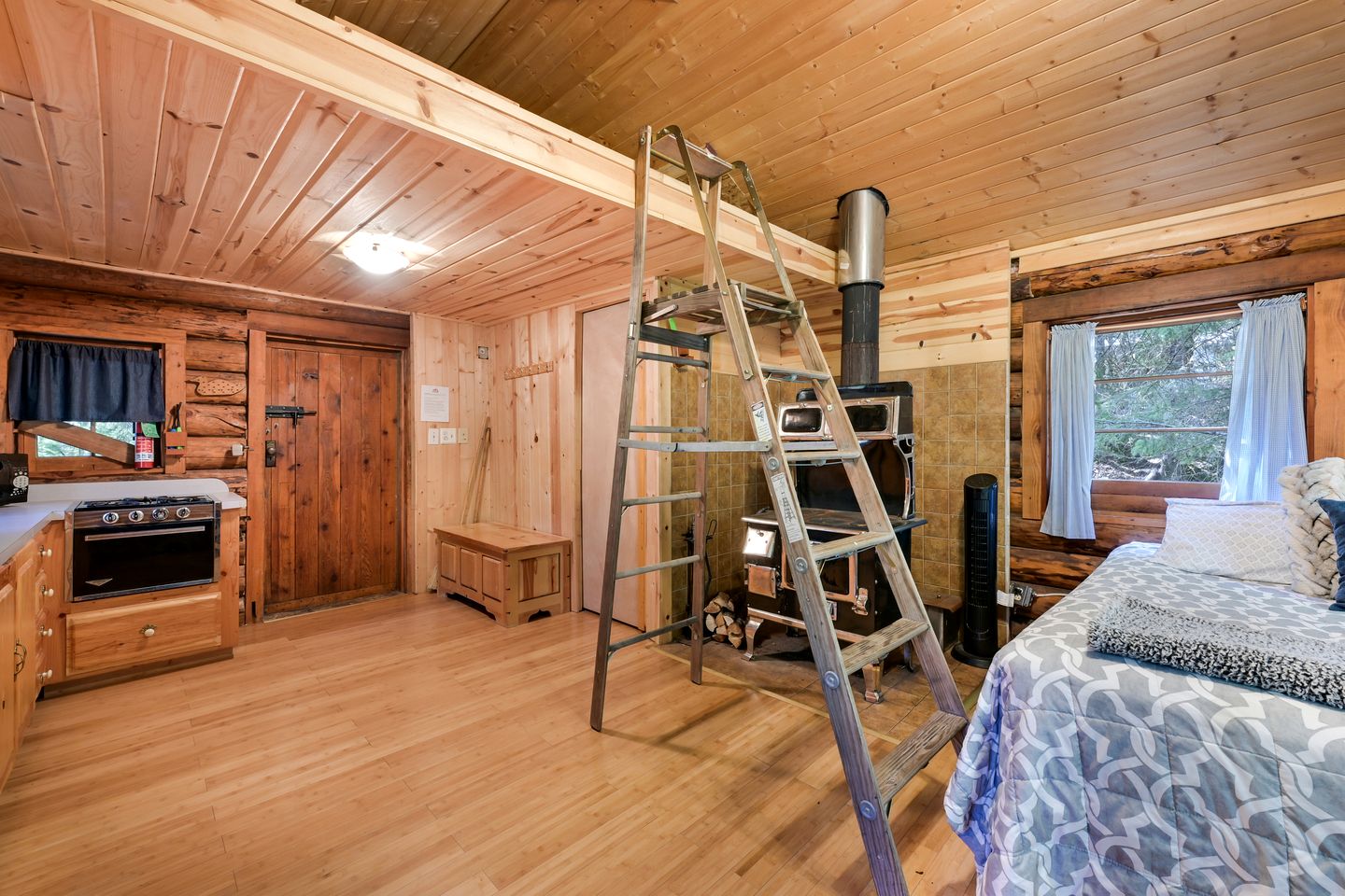 Rustic Off-Grid Cabin with Creekside Views & Sauna Access Near Bear Creek Pond, Hope Alaska