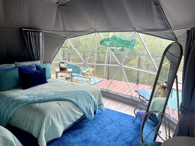 Domes (United States of America, Salt Lick, Kentucky)