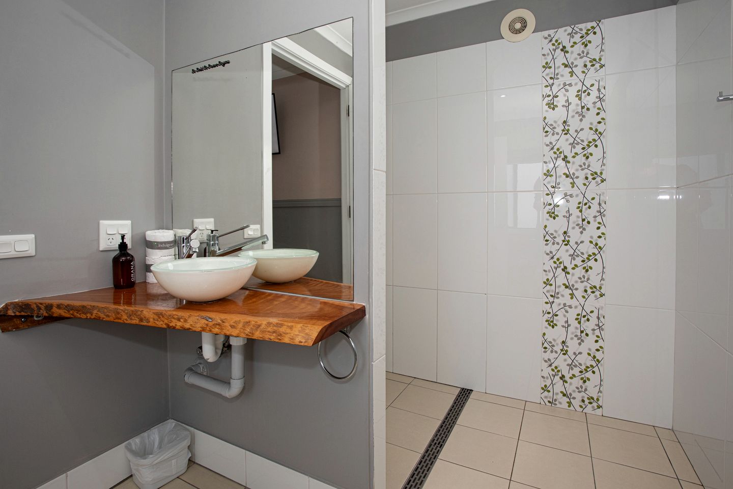 Romantic Waterfront Suite Rentals with Modern Interior near Huskisson, New South Wales
