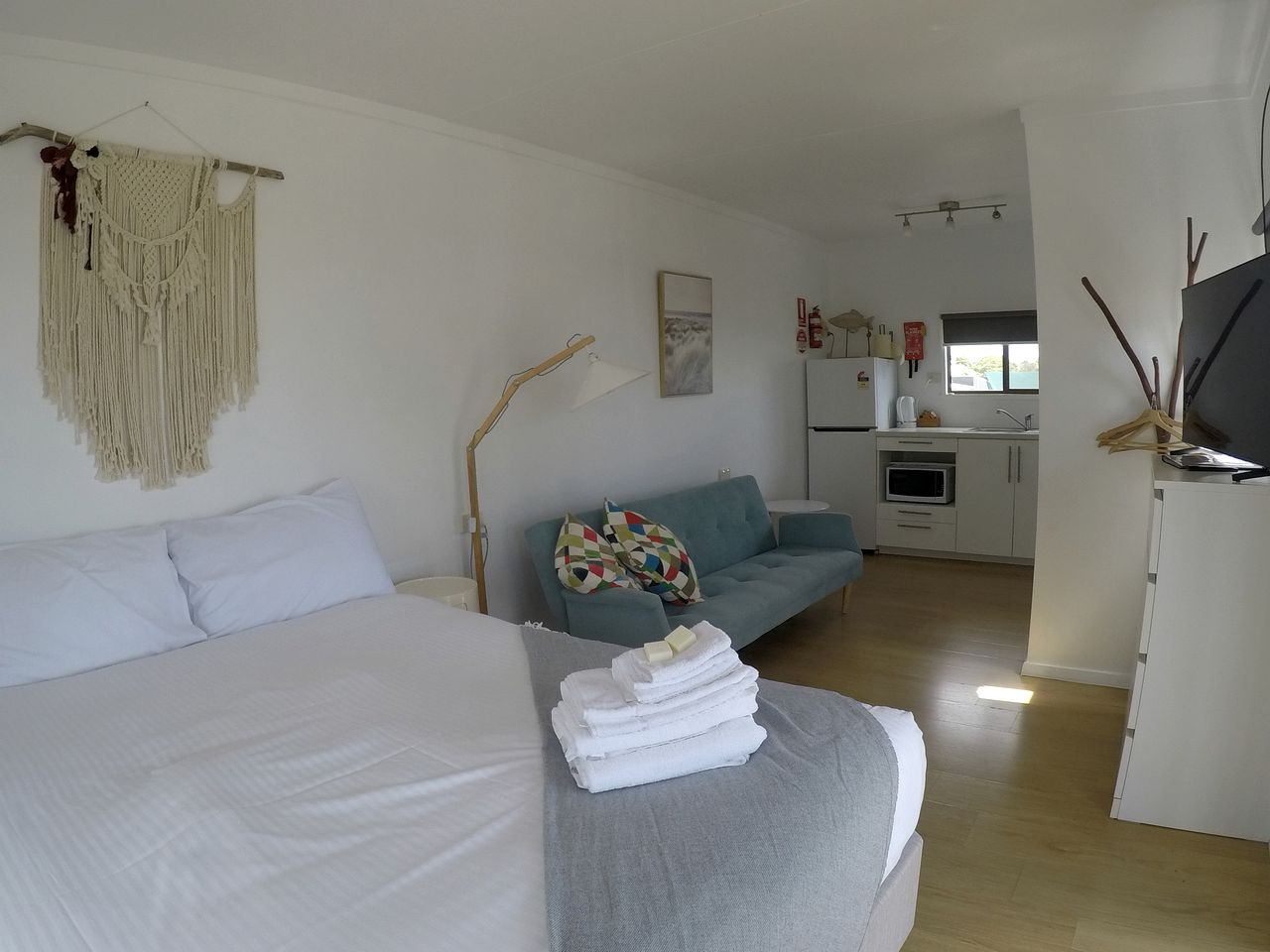 Romantic Waterfront Suite Rentals with Modern Interior near Huskisson, New South Wales
