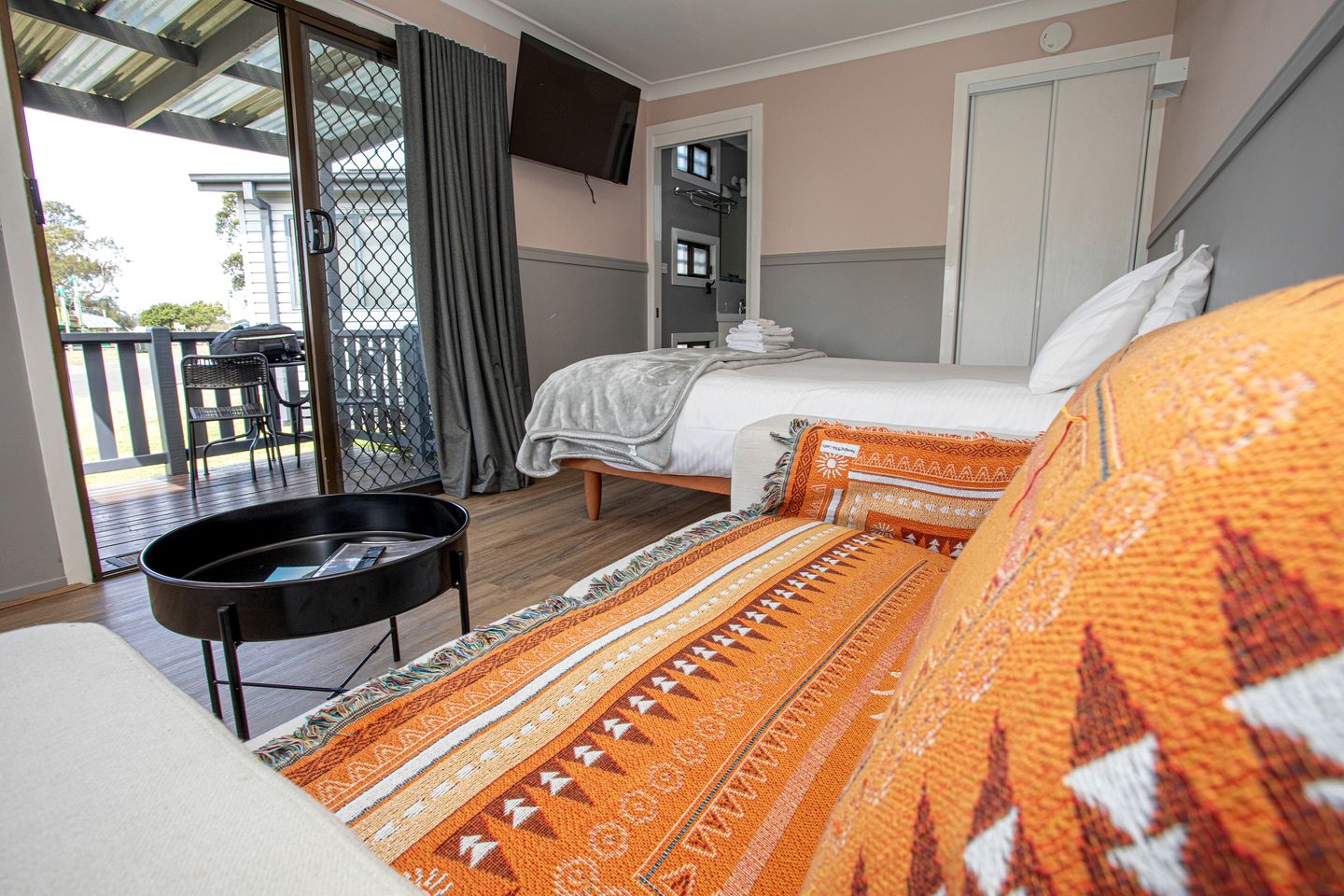 Romantic Waterfront Suite Rentals with Modern Interior near Huskisson, New South Wales
