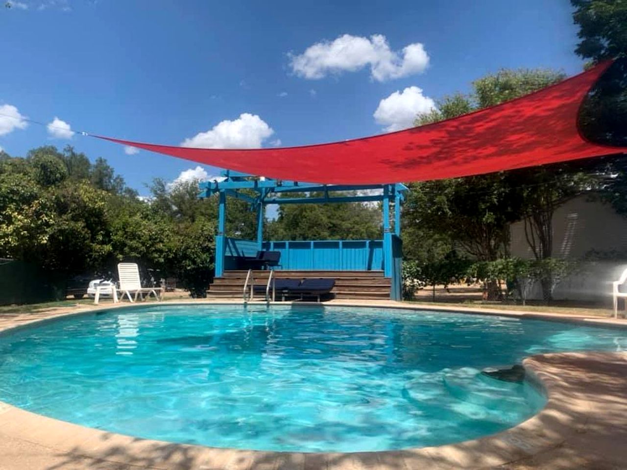 Beautiful Cabin Accommodation with Shared Pool and Lake Access in Kingsland