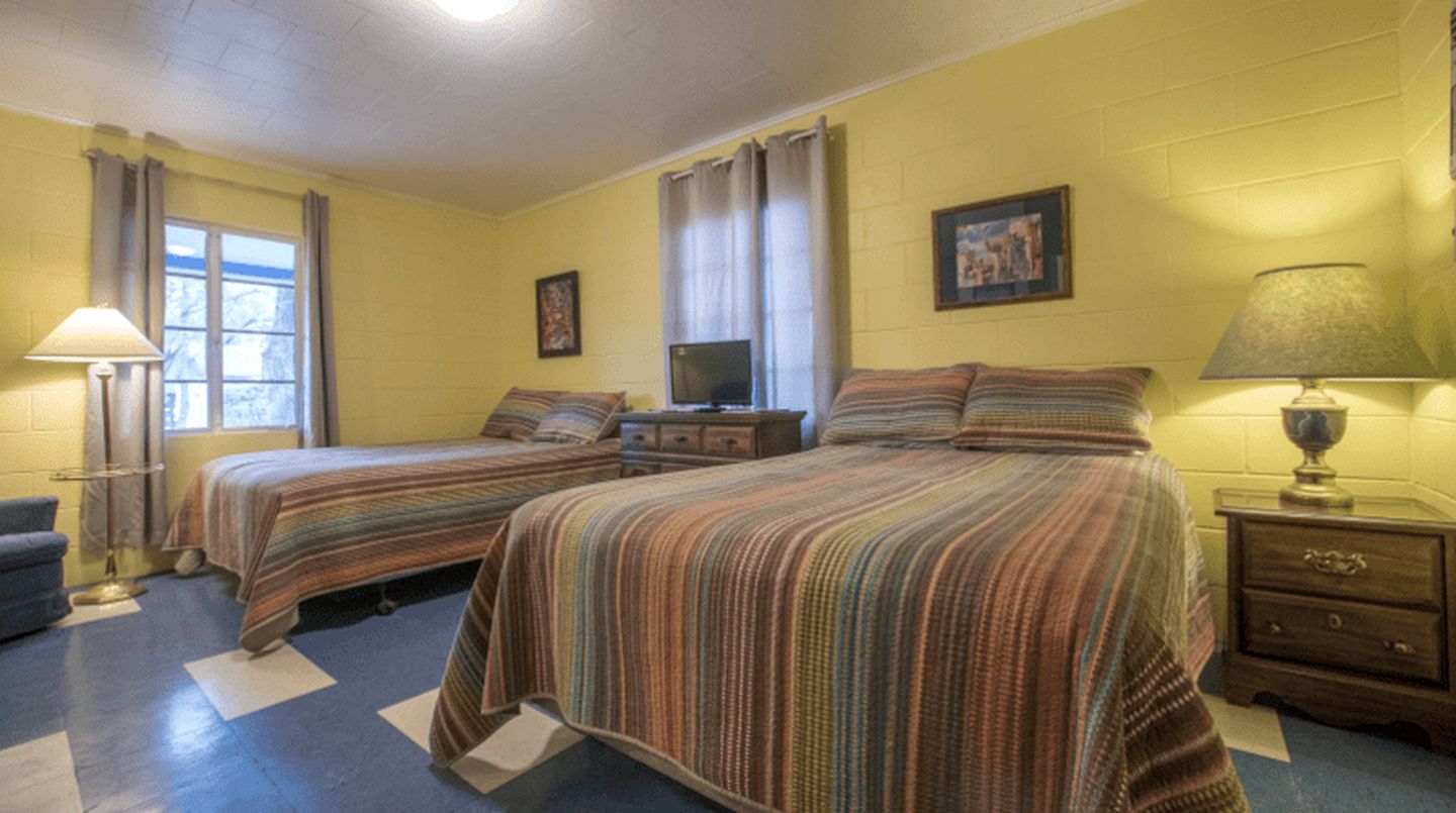 Beautiful Cabin Accommodation with Shared Pool and Lake Access in Kingsland