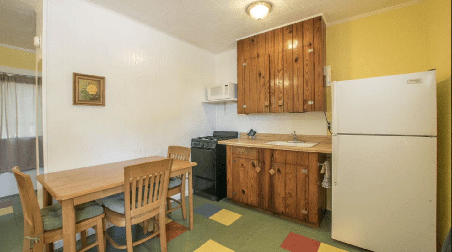 Comfortable Cabin Rental with Lakeside Views near Austin