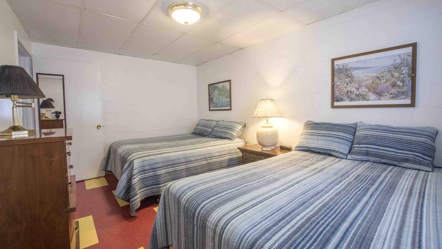 Delightful Lakefront Suite Rental with Fully Equipped Kitchen Access near Austin