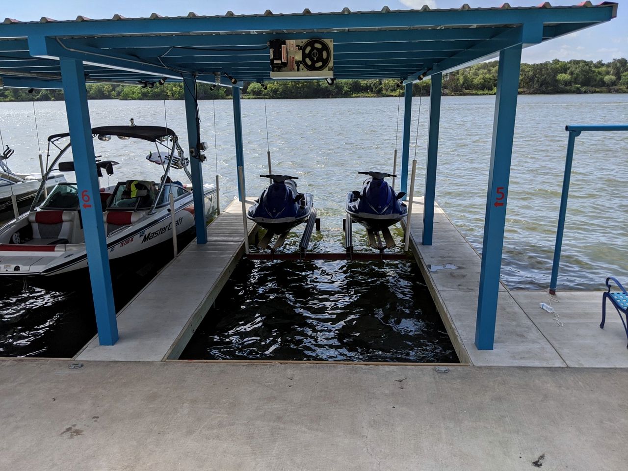 Delightful Lakefront Suite Rental with Fully Equipped Kitchen Access near Austin