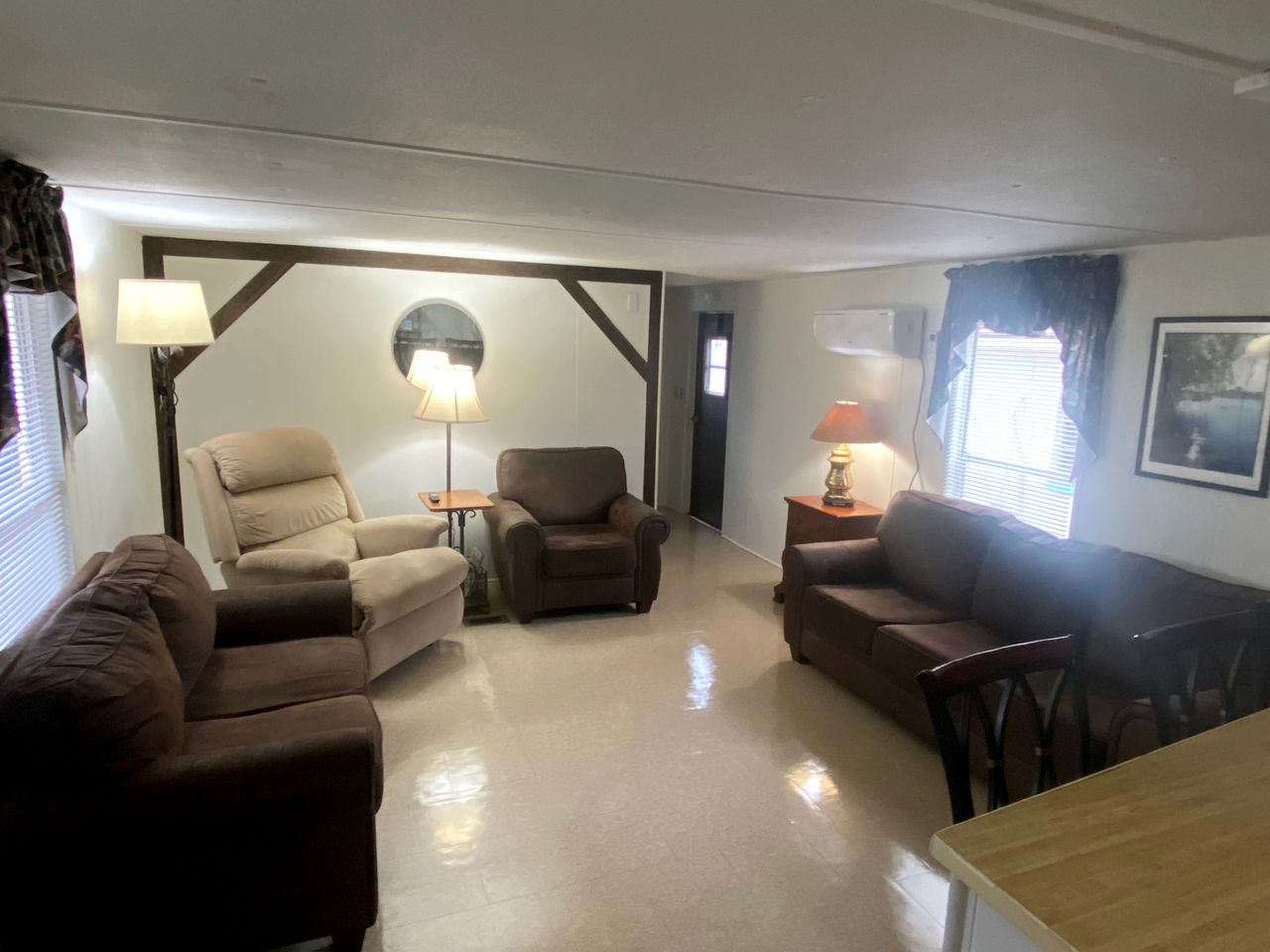 Simple Cabin Vacation Rental with Lakefront Views in Kingsland, Texas