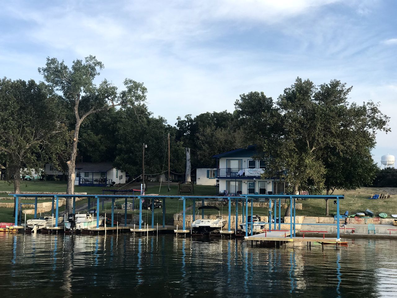 Simple Cabin Vacation Rental with Lakefront Views in Kingsland, Texas