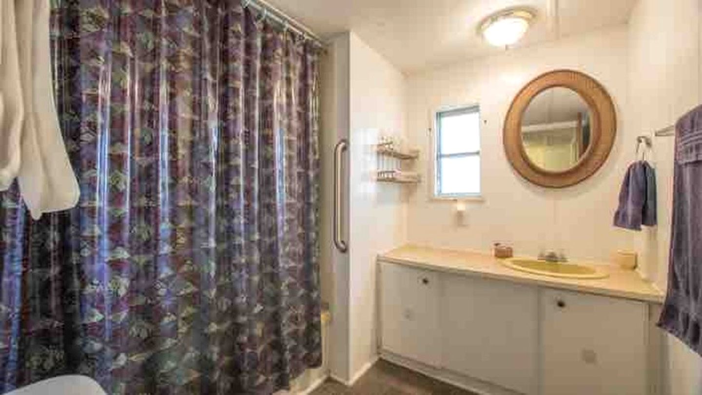 Simple Cabin Vacation Rental with Lakefront Views in Kingsland, Texas