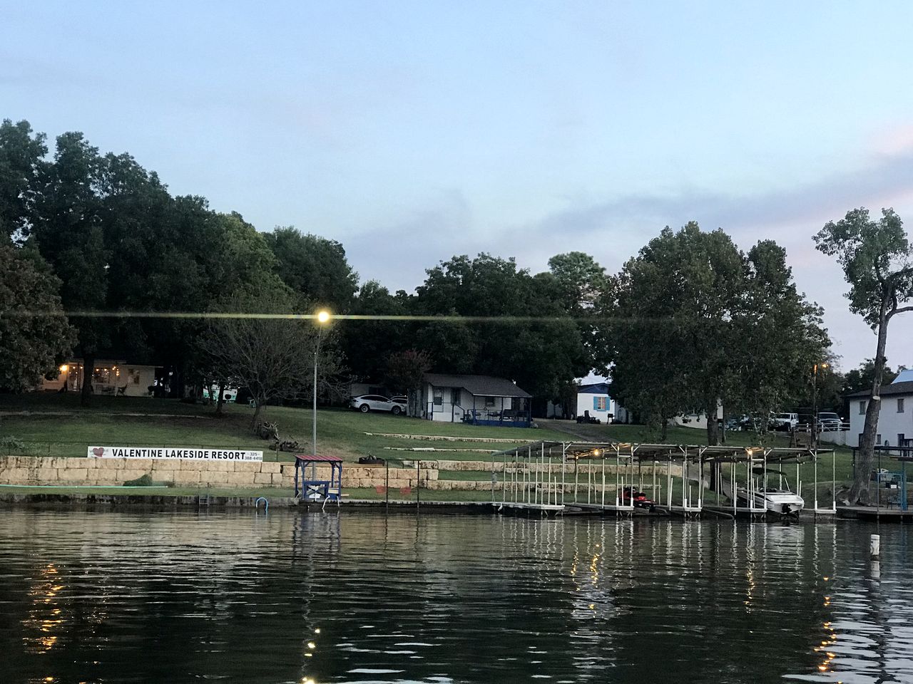 Simple Cabin Vacation Rental with Lakefront Views in Kingsland, Texas