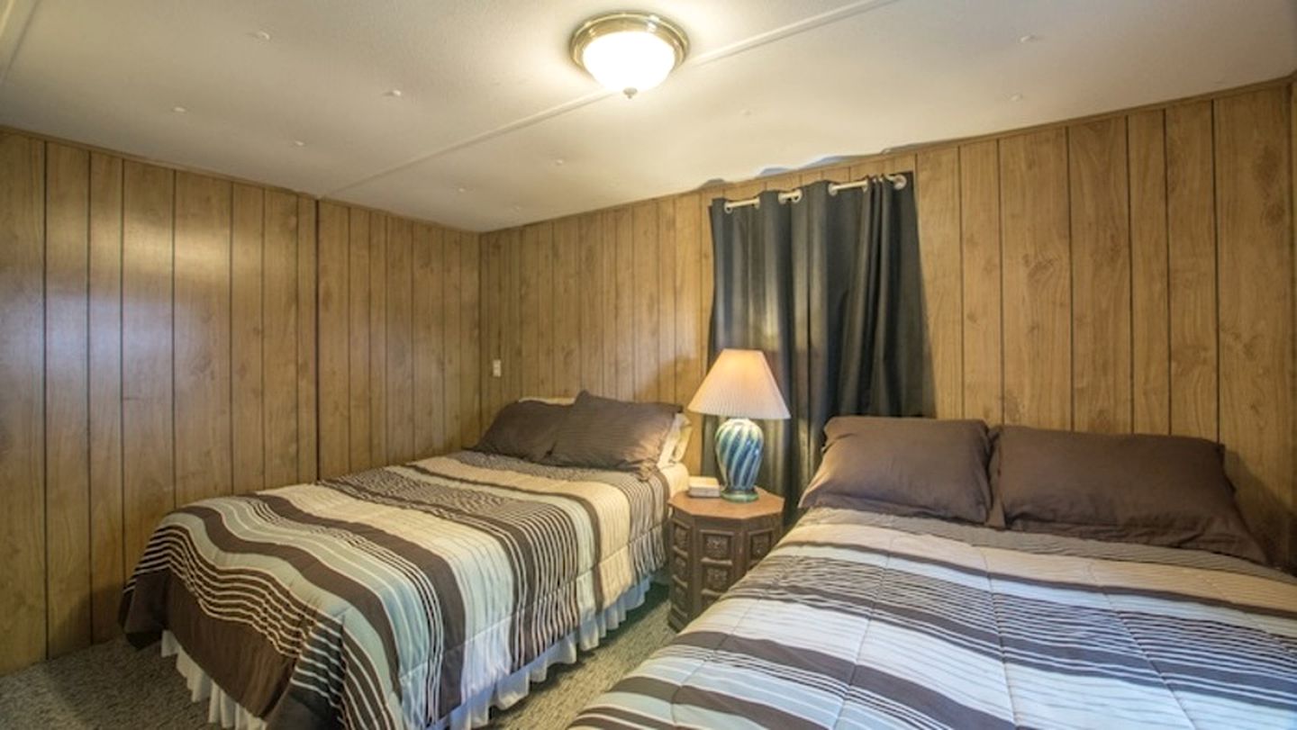 Simple Cabin Vacation Rental with Lakefront Views in Kingsland, Texas