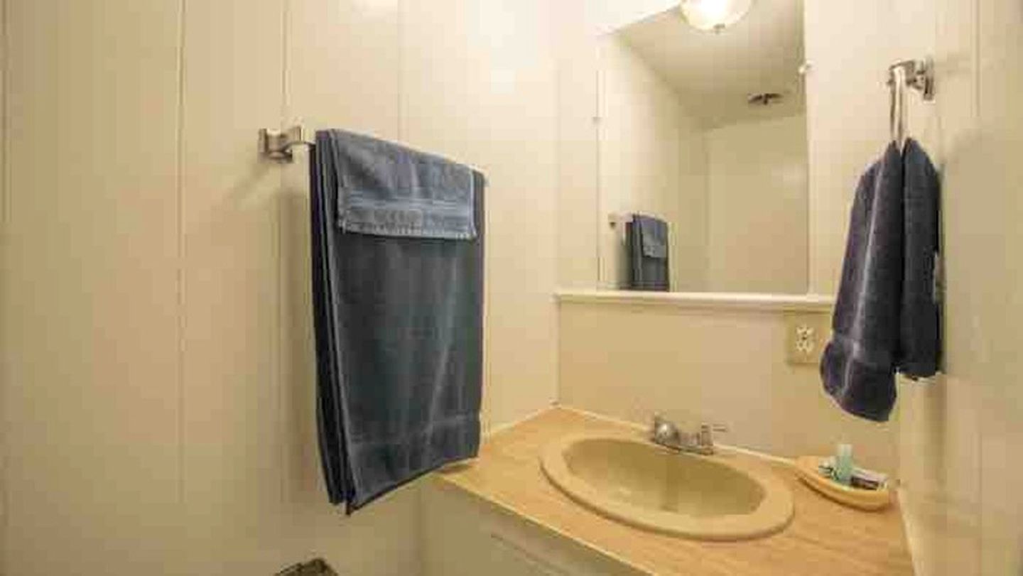 Simple Cabin Vacation Rental with Lakefront Views in Kingsland, Texas