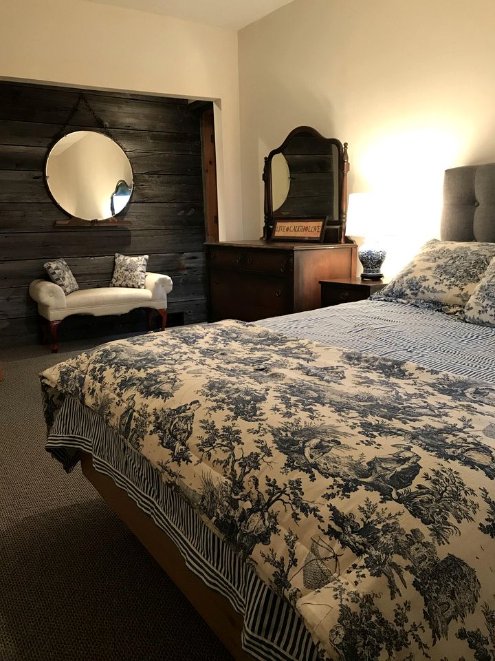 Peaceful Country Glamping Rental with Two Ponds near Mississauga, Ontario