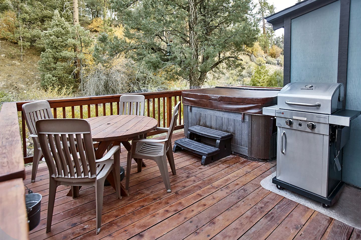 Delightful Cabin Surrounded by Trees near Big Bear Lake and San Bernadino National Forest for an Unforgettable Escape in Nature in California