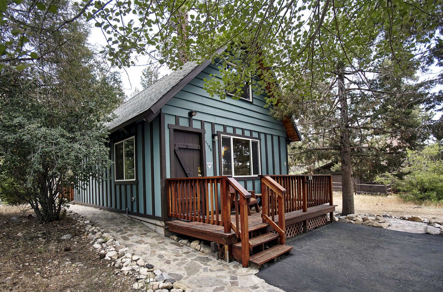 Delightful Cabin Surrounded by Trees near Big Bear Lake and San Bernadino National Forest for an Unforgettable Escape in Nature in California