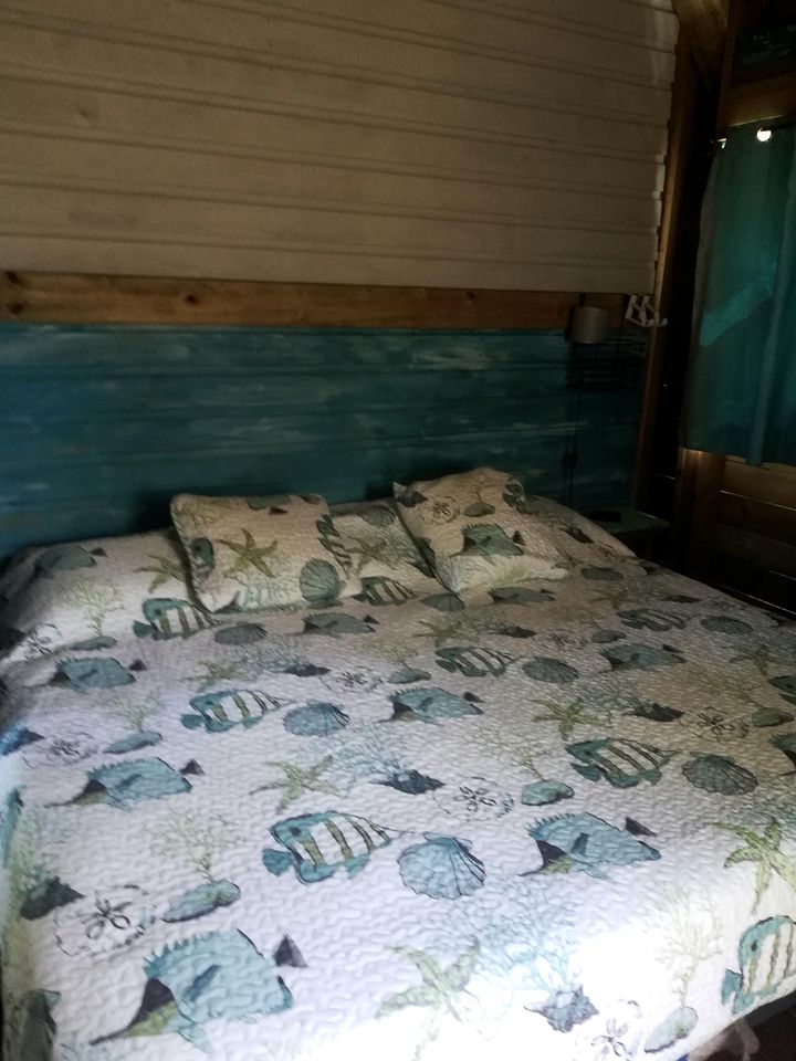 Unique and Tropical Elevated Cabin Rental on Island of Roatán in Honduras