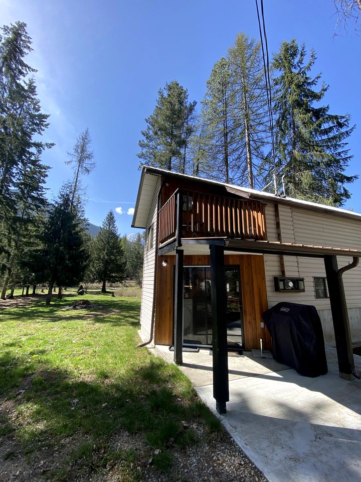 Bright Mountain Cabin Rental with Incredible Views of the Rockies, British Columbia